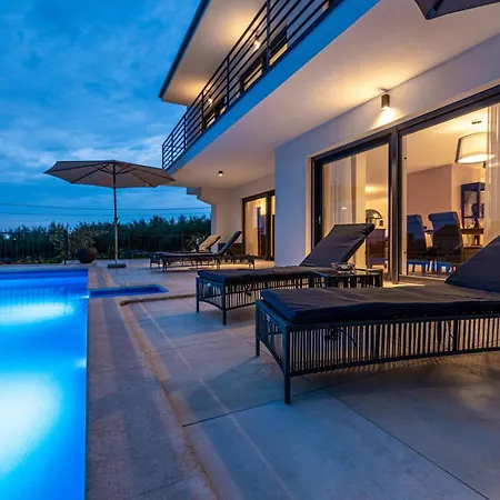 Vakantiehuis In With Outdoor Swimming Pool Gambozzi
