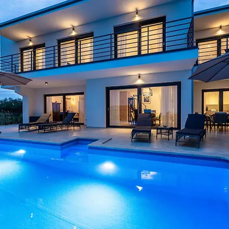 In With Outdoor Swimming Pool Vakantiehuis Gambozzi